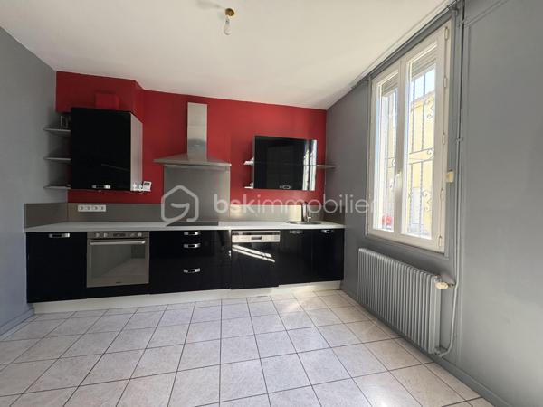 Maison de ville de plain-pied avec garage et deux extérieurs — Quartier calme et recherché

**Découvrez cette agréable maison de ville de plain-pied d’environ 63 m² habitables, située dans un quartier calme et recherché, à proximité immédiate des écoles, commerces et transports.

Bien entretenue et bénéficiant de **prestations de qualité**, cette maison offre un cadre de vie confortable, fonctionnel et chaleureux.
Un intérieur chaleureux et fonctionnel

La maison se compose de :
* Deux chambres**
* Une salle de bain
* Des WC
* Une belle pièce de vie avec cheminée fonctionnelle ,idéale pour créer une atmosphère chaleureuse en hiver
* Une cuisine Schmidt entièrement aménagée et équipée, pensée pour être pratique et évolutive

La cuisine bénéficie notamment d’un four semi-professionnel d’une plaque à induction avec hotte, ainsi que d’un lave-vaisselle quasiment neuf*Elle dispose également d’une double aération au plafond avec double vitesse

Autre avantage : la cuisine peut facilement être modernisée selon vos envies. Il suffit de remplacer les façades 
Les façades actuellement noires peuvent notamment être remplacées par des façades blanches, sans avoir à changer l’ensemble de la cuisine.

- Des prestations techniques de qualité
La maison bénéficie de nombreux équipements offrant confort et efficacité :
*Chauffage au gaz chaud eau révisé facture à l’appui 
* Climatisation réversible
* Double vitrage
* Double isolation
* Charpente et toiture de seulement 8 ans
-Les matériaux et équipements sélectionnés sont de gamme supérieure offrant un ensemble particulièrement qualitatif.

- Deux espaces extérieurs sans vis-à-vis
Vous profiterez de deux patios, permettant de bénéficier de plusieurs espaces extérieurs selon les moments de la journée 
* Un premier patio d’environ 6,70 m²
* Un grand patio d’environ 9,80 m²avec arrivée d’eau et surtout sans vis-à-vis idéal pour profiter pleinement des beaux jours


-Un garage particulièrement fonctionnel avec ouverture électrique et manuelle 
La maison dispose également d’un garage d’environ 20 m² avec mezzanine offrant un espace de stockage supplémentaire très appréciable.
Le garage est équipé de 7 prises électriques ainsi que d’une arrivée d’eau ce qui lui confère de nombreuses possibilités d’utilisation.
-Un emplacement privilégié
Située dans un  environnement calme et recherché  la maison bénéficie d’une situation pratique, proche des écoles, des commerces et des transports

Taxe : environ 940€ par an

*Une maison pleine de charme, fonctionnelle et soigneusement équipée, idéale pour une résidence principale comme pour un projet d’investissement. 
A découvrir sans tarder !