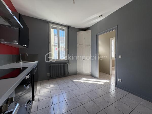 Maison de ville de plain-pied avec garage et deux extérieurs — Quartier calme et recherché

**Découvrez cette agréable maison de ville de plain-pied d’environ 63 m² habitables, située dans un quartier calme et recherché, à proximité immédiate des écoles, commerces et transports.

Bien entretenue et bénéficiant de **prestations de qualité**, cette maison offre un cadre de vie confortable, fonctionnel et chaleureux.
Un intérieur chaleureux et fonctionnel

La maison se compose de :
* Deux chambres**
* Une salle de bain
* Des WC
* Une belle pièce de vie avec cheminée fonctionnelle ,idéale pour créer une atmosphère chaleureuse en hiver
* Une cuisine Schmidt entièrement aménagée et équipée, pensée pour être pratique et évolutive

La cuisine bénéficie notamment d’un four semi-professionnel d’une plaque à induction avec hotte, ainsi que d’un lave-vaisselle quasiment neuf*Elle dispose également d’une double aération au plafond avec double vitesse

Autre avantage : la cuisine peut facilement être modernisée selon vos envies. Il suffit de remplacer les façades 
Les façades actuellement noires peuvent notamment être remplacées par des façades blanches, sans avoir à changer l’ensemble de la cuisine.

- Des prestations techniques de qualité
La maison bénéficie de nombreux équipements offrant confort et efficacité :
*Chauffage au gaz chaud eau révisé facture à l’appui 
* Climatisation réversible
* Double vitrage
* Double isolation
* Charpente et toiture de seulement 8 ans
-Les matériaux et équipements sélectionnés sont de gamme supérieure offrant un ensemble particulièrement qualitatif.

- Deux espaces extérieurs sans vis-à-vis
Vous profiterez de deux patios, permettant de bénéficier de plusieurs espaces extérieurs selon les moments de la journée 
* Un premier patio d’environ 6,70 m²
* Un grand patio d’environ 9,80 m²avec arrivée d’eau et surtout sans vis-à-vis idéal pour profiter pleinement des beaux jours


-Un garage particulièrement fonctionnel avec ouverture électrique et manuelle 
La maison dispose également d’un garage d’environ 20 m² avec mezzanine offrant un espace de stockage supplémentaire très appréciable.
Le garage est équipé de 7 prises électriques ainsi que d’une arrivée d’eau ce qui lui confère de nombreuses possibilités d’utilisation.
-Un emplacement privilégié
Située dans un  environnement calme et recherché  la maison bénéficie d’une situation pratique, proche des écoles, des commerces et des transports

Taxe : environ 940€ par an

*Une maison pleine de charme, fonctionnelle et soigneusement équipée, idéale pour une résidence principale comme pour un projet d’investissement. 
A découvrir sans tarder !