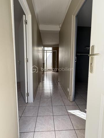 Maison de ville de plain-pied avec garage et deux extérieurs — Quartier calme et recherché

**Découvrez cette agréable maison de ville de plain-pied d’environ 63 m² habitables, située dans un quartier calme et recherché, à proximité immédiate des écoles, commerces et transports.

Bien entretenue et bénéficiant de **prestations de qualité**, cette maison offre un cadre de vie confortable, fonctionnel et chaleureux.
Un intérieur chaleureux et fonctionnel

La maison se compose de :
* Deux chambres**
* Une salle de bain
* Des WC
* Une belle pièce de vie avec cheminée fonctionnelle ,idéale pour créer une atmosphère chaleureuse en hiver
* Une cuisine Schmidt entièrement aménagée et équipée, pensée pour être pratique et évolutive

La cuisine bénéficie notamment d’un four semi-professionnel d’une plaque à induction avec hotte, ainsi que d’un lave-vaisselle quasiment neuf*Elle dispose également d’une double aération au plafond avec double vitesse

Autre avantage : la cuisine peut facilement être modernisée selon vos envies. Il suffit de remplacer les façades 
Les façades actuellement noires peuvent notamment être remplacées par des façades blanches, sans avoir à changer l’ensemble de la cuisine.

- Des prestations techniques de qualité
La maison bénéficie de nombreux équipements offrant confort et efficacité :
*Chauffage au gaz chaud eau révisé facture à l’appui 
* Climatisation réversible
* Double vitrage
* Double isolation
* Charpente et toiture de seulement 8 ans
-Les matériaux et équipements sélectionnés sont de gamme supérieure offrant un ensemble particulièrement qualitatif.

- Deux espaces extérieurs sans vis-à-vis
Vous profiterez de deux patios, permettant de bénéficier de plusieurs espaces extérieurs selon les moments de la journée 
* Un premier patio d’environ 6,70 m²
* Un grand patio d’environ 9,80 m²avec arrivée d’eau et surtout sans vis-à-vis idéal pour profiter pleinement des beaux jours


-Un garage particulièrement fonctionnel avec ouverture électrique et manuelle 
La maison dispose également d’un garage d’environ 20 m² avec mezzanine offrant un espace de stockage supplémentaire très appréciable.
Le garage est équipé de 7 prises électriques ainsi que d’une arrivée d’eau ce qui lui confère de nombreuses possibilités d’utilisation.
-Un emplacement privilégié
Située dans un  environnement calme et recherché  la maison bénéficie d’une situation pratique, proche des écoles, des commerces et des transports

Taxe : environ 940€ par an

*Une maison pleine de charme, fonctionnelle et soigneusement équipée, idéale pour une résidence principale comme pour un projet d’investissement. 
A découvrir sans tarder !