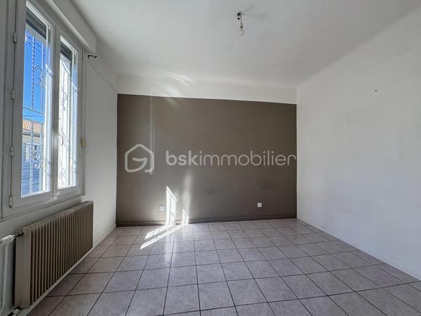 Maison de ville de plain-pied avec garage et deux extérieurs — Quartier calme et recherché

**Découvrez cette agréable maison de ville de plain-pied d’environ 63 m² habitables, située dans un quartier calme et recherché, à proximité immédiate des écoles, commerces et transports.

Bien entretenue et bénéficiant de **prestations de qualité**, cette maison offre un cadre de vie confortable, fonctionnel et chaleureux.
Un intérieur chaleureux et fonctionnel

La maison se compose de :
* Deux chambres**
* Une salle de bain
* Des WC
* Une belle pièce de vie avec cheminée fonctionnelle ,idéale pour créer une atmosphère chaleureuse en hiver
* Une cuisine Schmidt entièrement aménagée et équipée, pensée pour être pratique et évolutive

La cuisine bénéficie notamment d’un four semi-professionnel d’une plaque à induction avec hotte, ainsi que d’un lave-vaisselle quasiment neuf*Elle dispose également d’une double aération au plafond avec double vitesse

Autre avantage : la cuisine peut facilement être modernisée selon vos envies. Il suffit de remplacer les façades 
Les façades actuellement noires peuvent notamment être remplacées par des façades blanches, sans avoir à changer l’ensemble de la cuisine.

- Des prestations techniques de qualité
La maison bénéficie de nombreux équipements offrant confort et efficacité :
*Chauffage au gaz chaud eau révisé facture à l’appui 
* Climatisation réversible
* Double vitrage
* Double isolation
* Charpente et toiture de seulement 8 ans
-Les matériaux et équipements sélectionnés sont de gamme supérieure offrant un ensemble particulièrement qualitatif.

- Deux espaces extérieurs sans vis-à-vis
Vous profiterez de deux patios, permettant de bénéficier de plusieurs espaces extérieurs selon les moments de la journée 
* Un premier patio d’environ 6,70 m²
* Un grand patio d’environ 9,80 m²avec arrivée d’eau et surtout sans vis-à-vis idéal pour profiter pleinement des beaux jours


-Un garage particulièrement fonctionnel avec ouverture électrique et manuelle 
La maison dispose également d’un garage d’environ 20 m² avec mezzanine offrant un espace de stockage supplémentaire très appréciable.
Le garage est équipé de 7 prises électriques ainsi que d’une arrivée d’eau ce qui lui confère de nombreuses possibilités d’utilisation.
-Un emplacement privilégié
Située dans un  environnement calme et recherché  la maison bénéficie d’une situation pratique, proche des écoles, des commerces et des transports

Taxe : environ 940€ par an

*Une maison pleine de charme, fonctionnelle et soigneusement équipée, idéale pour une résidence principale comme pour un projet d’investissement. 
A découvrir sans tarder !