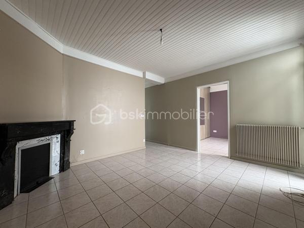 Maison de ville de plain-pied avec garage et deux extérieurs — Quartier calme et recherché

**Découvrez cette agréable maison de ville de plain-pied d’environ 63 m² habitables, située dans un quartier calme et recherché, à proximité immédiate des écoles, commerces et transports.

Bien entretenue et bénéficiant de **prestations de qualité**, cette maison offre un cadre de vie confortable, fonctionnel et chaleureux.
Un intérieur chaleureux et fonctionnel

La maison se compose de :
* Deux chambres**
* Une salle de bain
* Des WC
* Une belle pièce de vie avec cheminée fonctionnelle ,idéale pour créer une atmosphère chaleureuse en hiver
* Une cuisine Schmidt entièrement aménagée et équipée, pensée pour être pratique et évolutive

La cuisine bénéficie notamment d’un four semi-professionnel d’une plaque à induction avec hotte, ainsi que d’un lave-vaisselle quasiment neuf*Elle dispose également d’une double aération au plafond avec double vitesse

Autre avantage : la cuisine peut facilement être modernisée selon vos envies. Il suffit de remplacer les façades 
Les façades actuellement noires peuvent notamment être remplacées par des façades blanches, sans avoir à changer l’ensemble de la cuisine.

- Des prestations techniques de qualité
La maison bénéficie de nombreux équipements offrant confort et efficacité :
*Chauffage au gaz chaud eau révisé facture à l’appui 
* Climatisation réversible
* Double vitrage
* Double isolation
* Charpente et toiture de seulement 8 ans
-Les matériaux et équipements sélectionnés sont de gamme supérieure offrant un ensemble particulièrement qualitatif.

- Deux espaces extérieurs sans vis-à-vis
Vous profiterez de deux patios, permettant de bénéficier de plusieurs espaces extérieurs selon les moments de la journée 
* Un premier patio d’environ 6,70 m²
* Un grand patio d’environ 9,80 m²avec arrivée d’eau et surtout sans vis-à-vis idéal pour profiter pleinement des beaux jours


-Un garage particulièrement fonctionnel avec ouverture électrique et manuelle 
La maison dispose également d’un garage d’environ 20 m² avec mezzanine offrant un espace de stockage supplémentaire très appréciable.
Le garage est équipé de 7 prises électriques ainsi que d’une arrivée d’eau ce qui lui confère de nombreuses possibilités d’utilisation.
-Un emplacement privilégié
Située dans un  environnement calme et recherché  la maison bénéficie d’une situation pratique, proche des écoles, des commerces et des transports

Taxe : environ 940€ par an

*Une maison pleine de charme, fonctionnelle et soigneusement équipée, idéale pour une résidence principale comme pour un projet d’investissement. 
A découvrir sans tarder !
