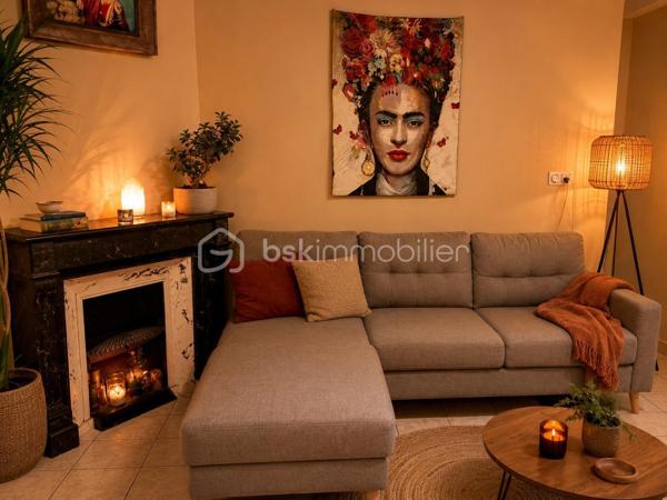 Maison de ville de plain-pied avec garage et deux extérieurs — Quartier calme et recherché

**Découvrez cette agréable maison de ville de plain-pied d’environ 63 m² habitables, située dans un quartier calme et recherché, à proximité immédiate des écoles, commerces et transports.

Bien entretenue et bénéficiant de **prestations de qualité**, cette maison offre un cadre de vie confortable, fonctionnel et chaleureux.
Un intérieur chaleureux et fonctionnel

La maison se compose de :
* Deux chambres**
* Une salle de bain
* Des WC
* Une belle pièce de vie avec cheminée fonctionnelle ,idéale pour créer une atmosphère chaleureuse en hiver
* Une cuisine Schmidt entièrement aménagée et équipée, pensée pour être pratique et évolutive

La cuisine bénéficie notamment d’un four semi-professionnel d’une plaque à induction avec hotte, ainsi que d’un lave-vaisselle quasiment neuf*Elle dispose également d’une double aération au plafond avec double vitesse

Autre avantage : la cuisine peut facilement être modernisée selon vos envies. Il suffit de remplacer les façades 
Les façades actuellement noires peuvent notamment être remplacées par des façades blanches, sans avoir à changer l’ensemble de la cuisine.

- Des prestations techniques de qualité
La maison bénéficie de nombreux équipements offrant confort et efficacité :
*Chauffage au gaz chaud eau révisé facture à l’appui 
* Climatisation réversible
* Double vitrage
* Double isolation
* Charpente et toiture de seulement 8 ans
-Les matériaux et équipements sélectionnés sont de gamme supérieure offrant un ensemble particulièrement qualitatif.

- Deux espaces extérieurs sans vis-à-vis
Vous profiterez de deux patios, permettant de bénéficier de plusieurs espaces extérieurs selon les moments de la journée 
* Un premier patio d’environ 6,70 m²
* Un grand patio d’environ 9,80 m²avec arrivée d’eau et surtout sans vis-à-vis idéal pour profiter pleinement des beaux jours


-Un garage particulièrement fonctionnel avec ouverture électrique et manuelle 
La maison dispose également d’un garage d’environ 20 m² avec mezzanine offrant un espace de stockage supplémentaire très appréciable.
Le garage est équipé de 7 prises électriques ainsi que d’une arrivée d’eau ce qui lui confère de nombreuses possibilités d’utilisation.
-Un emplacement privilégié
Située dans un  environnement calme et recherché  la maison bénéficie d’une situation pratique, proche des écoles, des commerces et des transports

Taxe : environ 940€ par an

*Une maison pleine de charme, fonctionnelle et soigneusement équipée, idéale pour une résidence principale comme pour un projet d’investissement. 
A découvrir sans tarder !