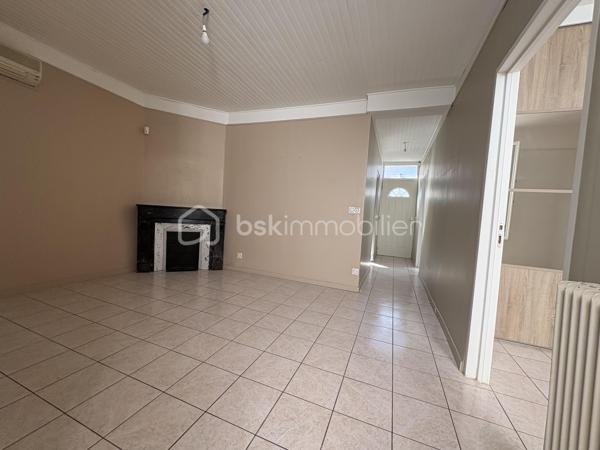 Maison de ville de plain-pied avec garage et deux extérieurs — Quartier calme et recherché

**Découvrez cette agréable maison de ville de plain-pied d’environ 63 m² habitables, située dans un quartier calme et recherché, à proximité immédiate des écoles, commerces et transports.

Bien entretenue et bénéficiant de **prestations de qualité**, cette maison offre un cadre de vie confortable, fonctionnel et chaleureux.
Un intérieur chaleureux et fonctionnel

La maison se compose de :
* Deux chambres**
* Une salle de bain
* Des WC
* Une belle pièce de vie avec cheminée fonctionnelle ,idéale pour créer une atmosphère chaleureuse en hiver
* Une cuisine Schmidt entièrement aménagée et équipée, pensée pour être pratique et évolutive

La cuisine bénéficie notamment d’un four semi-professionnel d’une plaque à induction avec hotte, ainsi que d’un lave-vaisselle quasiment neuf*Elle dispose également d’une double aération au plafond avec double vitesse

Autre avantage : la cuisine peut facilement être modernisée selon vos envies. Il suffit de remplacer les façades 
Les façades actuellement noires peuvent notamment être remplacées par des façades blanches, sans avoir à changer l’ensemble de la cuisine.

- Des prestations techniques de qualité
La maison bénéficie de nombreux équipements offrant confort et efficacité :
*Chauffage au gaz chaud eau révisé facture à l’appui 
* Climatisation réversible
* Double vitrage
* Double isolation
* Charpente et toiture de seulement 8 ans
-Les matériaux et équipements sélectionnés sont de gamme supérieure offrant un ensemble particulièrement qualitatif.

- Deux espaces extérieurs sans vis-à-vis
Vous profiterez de deux patios, permettant de bénéficier de plusieurs espaces extérieurs selon les moments de la journée 
* Un premier patio d’environ 6,70 m²
* Un grand patio d’environ 9,80 m²avec arrivée d’eau et surtout sans vis-à-vis idéal pour profiter pleinement des beaux jours


-Un garage particulièrement fonctionnel avec ouverture électrique et manuelle 
La maison dispose également d’un garage d’environ 20 m² avec mezzanine offrant un espace de stockage supplémentaire très appréciable.
Le garage est équipé de 7 prises électriques ainsi que d’une arrivée d’eau ce qui lui confère de nombreuses possibilités d’utilisation.
-Un emplacement privilégié
Située dans un  environnement calme et recherché  la maison bénéficie d’une situation pratique, proche des écoles, des commerces et des transports

Taxe : environ 940€ par an

*Une maison pleine de charme, fonctionnelle et soigneusement équipée, idéale pour une résidence principale comme pour un projet d’investissement. 
A découvrir sans tarder !