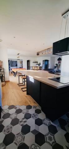 Maison lumineuse, 5 chambres avec piscine et vue sur la nature