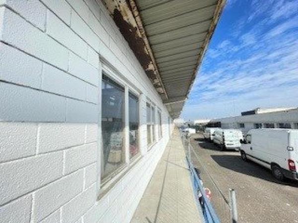 Bâtiment de stockage et bureau