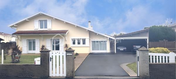 Située sur la commune de Saint-Paul-lès-Dax, aux portes immédiates de la ville de Dax, cette maison sur deux niveaux offre une surface habitable d’environ 130 m² et se trouve dans un environnement calme et privilégié, en bout d’impasse.
Dès l’entrée, le rez-de-chaussée propose un hall d'entrée, une cuisine indépendante, un salon/séjour lumineux avec cheminée de 35 m2, une grande buanderie/cellier très fonctionnelle de 17 m2, une chambre avec placard, une salle d’eau ainsi qu’un WC indépendant. L’étage accueille deux chambres supplémentaires, une seconde salle d’eau avec WC, un bureau et des combles aménagés offrant un espace complémentaire appréciable.
À l’extérieur, sur un terrain de 820 m2 entièrement clôt, le bien dispose d’un double garage attenant, d’une agréable terrasse couverte et d’une piscine avec traitement au sel, idéale pour profiter pleinement des beaux jours. Un chalet permet le rangement du matériel d’entretien, complété par un local piscine.
Cette maison bénéficie d’un cadre de vie paisible tout en restant proche des commerces, écoles, services et axes principaux menant à Dax.
Un bien complet et fonctionnel, parfait pour une famille à la recherche de confort et de tranquillité. Contactez-moi pour organiser une visite et découvrir tout son potentiel.