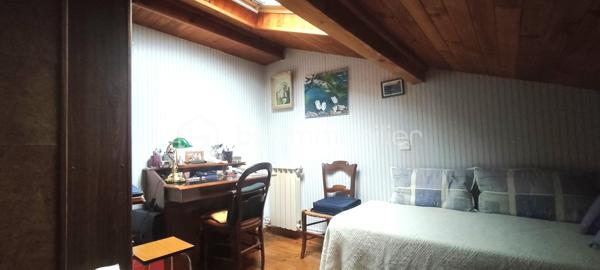 Située sur la commune de Saint-Paul-lès-Dax, aux portes immédiates de la ville de Dax, cette maison sur deux niveaux offre une surface habitable d’environ 130 m² et se trouve dans un environnement calme et privilégié, en bout d’impasse.
Dès l’entrée, le rez-de-chaussée propose un hall d'entrée, une cuisine indépendante, un salon/séjour lumineux avec cheminée de 35 m2, une grande buanderie/cellier très fonctionnelle de 17 m2, une chambre avec placard, une salle d’eau ainsi qu’un WC indépendant. L’étage accueille deux chambres supplémentaires, une seconde salle d’eau avec WC, un bureau et des combles aménagés offrant un espace complémentaire appréciable.
À l’extérieur, sur un terrain de 820 m2 entièrement clôt, le bien dispose d’un double garage attenant, d’une agréable terrasse couverte et d’une piscine avec traitement au sel, idéale pour profiter pleinement des beaux jours. Un chalet permet le rangement du matériel d’entretien, complété par un local piscine.
Cette maison bénéficie d’un cadre de vie paisible tout en restant proche des commerces, écoles, services et axes principaux menant à Dax.
Un bien complet et fonctionnel, parfait pour une famille à la recherche de confort et de tranquillité. Contactez-moi pour organiser une visite et découvrir tout son potentiel.