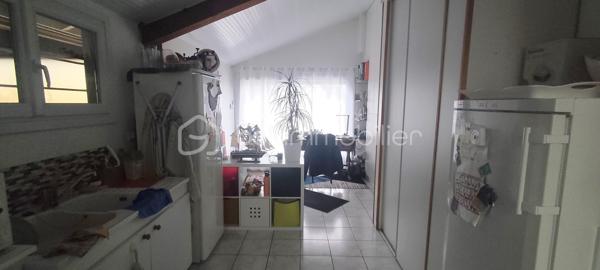 Située sur la commune de Saint-Paul-lès-Dax, aux portes immédiates de la ville de Dax, cette maison sur deux niveaux offre une surface habitable d’environ 130 m² et se trouve dans un environnement calme et privilégié, en bout d’impasse.
Dès l’entrée, le rez-de-chaussée propose un hall d'entrée, une cuisine indépendante, un salon/séjour lumineux avec cheminée de 35 m2, une grande buanderie/cellier très fonctionnelle de 17 m2, une chambre avec placard, une salle d’eau ainsi qu’un WC indépendant. L’étage accueille deux chambres supplémentaires, une seconde salle d’eau avec WC, un bureau et des combles aménagés offrant un espace complémentaire appréciable.
À l’extérieur, sur un terrain de 820 m2 entièrement clôt, le bien dispose d’un double garage attenant, d’une agréable terrasse couverte et d’une piscine avec traitement au sel, idéale pour profiter pleinement des beaux jours. Un chalet permet le rangement du matériel d’entretien, complété par un local piscine.
Cette maison bénéficie d’un cadre de vie paisible tout en restant proche des commerces, écoles, services et axes principaux menant à Dax.
Un bien complet et fonctionnel, parfait pour une famille à la recherche de confort et de tranquillité. Contactez-moi pour organiser une visite et découvrir tout son potentiel.