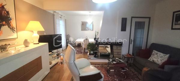 Située sur la commune de Saint-Paul-lès-Dax, aux portes immédiates de la ville de Dax, cette maison sur deux niveaux offre une surface habitable d’environ 130 m² et se trouve dans un environnement calme et privilégié, en bout d’impasse.
Dès l’entrée, le rez-de-chaussée propose un hall d'entrée, une cuisine indépendante, un salon/séjour lumineux avec cheminée de 35 m2, une grande buanderie/cellier très fonctionnelle de 17 m2, une chambre avec placard, une salle d’eau ainsi qu’un WC indépendant. L’étage accueille deux chambres supplémentaires, une seconde salle d’eau avec WC, un bureau et des combles aménagés offrant un espace complémentaire appréciable.
À l’extérieur, sur un terrain de 820 m2 entièrement clôt, le bien dispose d’un double garage attenant, d’une agréable terrasse couverte et d’une piscine avec traitement au sel, idéale pour profiter pleinement des beaux jours. Un chalet permet le rangement du matériel d’entretien, complété par un local piscine.
Cette maison bénéficie d’un cadre de vie paisible tout en restant proche des commerces, écoles, services et axes principaux menant à Dax.
Un bien complet et fonctionnel, parfait pour une famille à la recherche de confort et de tranquillité. Contactez-moi pour organiser une visite et découvrir tout son potentiel.