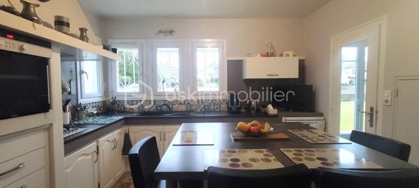 Située sur la commune de Saint-Paul-lès-Dax, aux portes immédiates de la ville de Dax, cette maison sur deux niveaux offre une surface habitable d’environ 130 m² et se trouve dans un environnement calme et privilégié, en bout d’impasse.
Dès l’entrée, le rez-de-chaussée propose un hall d'entrée, une cuisine indépendante, un salon/séjour lumineux avec cheminée de 35 m2, une grande buanderie/cellier très fonctionnelle de 17 m2, une chambre avec placard, une salle d’eau ainsi qu’un WC indépendant. L’étage accueille deux chambres supplémentaires, une seconde salle d’eau avec WC, un bureau et des combles aménagés offrant un espace complémentaire appréciable.
À l’extérieur, sur un terrain de 820 m2 entièrement clôt, le bien dispose d’un double garage attenant, d’une agréable terrasse couverte et d’une piscine avec traitement au sel, idéale pour profiter pleinement des beaux jours. Un chalet permet le rangement du matériel d’entretien, complété par un local piscine.
Cette maison bénéficie d’un cadre de vie paisible tout en restant proche des commerces, écoles, services et axes principaux menant à Dax.
Un bien complet et fonctionnel, parfait pour une famille à la recherche de confort et de tranquillité. Contactez-moi pour organiser une visite et découvrir tout son potentiel.