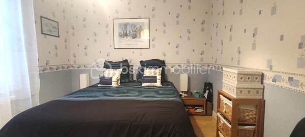 Située sur la commune de Saint-Paul-lès-Dax, aux portes immédiates de la ville de Dax, cette maison sur deux niveaux offre une surface habitable d’environ 130 m² et se trouve dans un environnement calme et privilégié, en bout d’impasse.
Dès l’entrée, le rez-de-chaussée propose un hall d'entrée, une cuisine indépendante, un salon/séjour lumineux avec cheminée de 35 m2, une grande buanderie/cellier très fonctionnelle de 17 m2, une chambre avec placard, une salle d’eau ainsi qu’un WC indépendant. L’étage accueille deux chambres supplémentaires, une seconde salle d’eau avec WC, un bureau et des combles aménagés offrant un espace complémentaire appréciable.
À l’extérieur, sur un terrain de 820 m2 entièrement clôt, le bien dispose d’un double garage attenant, d’une agréable terrasse couverte et d’une piscine avec traitement au sel, idéale pour profiter pleinement des beaux jours. Un chalet permet le rangement du matériel d’entretien, complété par un local piscine.
Cette maison bénéficie d’un cadre de vie paisible tout en restant proche des commerces, écoles, services et axes principaux menant à Dax.
Un bien complet et fonctionnel, parfait pour une famille à la recherche de confort et de tranquillité. Contactez-moi pour organiser une visite et découvrir tout son potentiel.