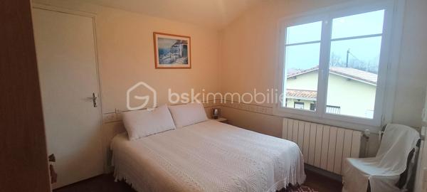 Située sur la commune de Saint-Paul-lès-Dax, aux portes immédiates de la ville de Dax, cette maison sur deux niveaux offre une surface habitable d’environ 130 m² et se trouve dans un environnement calme et privilégié, en bout d’impasse.
Dès l’entrée, le rez-de-chaussée propose un hall d'entrée, une cuisine indépendante, un salon/séjour lumineux avec cheminée de 35 m2, une grande buanderie/cellier très fonctionnelle de 17 m2, une chambre avec placard, une salle d’eau ainsi qu’un WC indépendant. L’étage accueille deux chambres supplémentaires, une seconde salle d’eau avec WC, un bureau et des combles aménagés offrant un espace complémentaire appréciable.
À l’extérieur, sur un terrain de 820 m2 entièrement clôt, le bien dispose d’un double garage attenant, d’une agréable terrasse couverte et d’une piscine avec traitement au sel, idéale pour profiter pleinement des beaux jours. Un chalet permet le rangement du matériel d’entretien, complété par un local piscine.
Cette maison bénéficie d’un cadre de vie paisible tout en restant proche des commerces, écoles, services et axes principaux menant à Dax.
Un bien complet et fonctionnel, parfait pour une famille à la recherche de confort et de tranquillité. Contactez-moi pour organiser une visite et découvrir tout son potentiel.