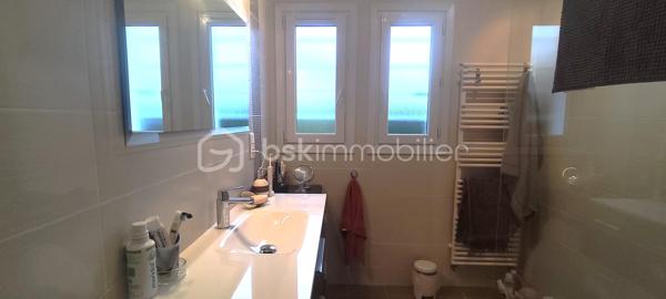 Située sur la commune de Saint-Paul-lès-Dax, aux portes immédiates de la ville de Dax, cette maison sur deux niveaux offre une surface habitable d’environ 130 m² et se trouve dans un environnement calme et privilégié, en bout d’impasse.
Dès l’entrée, le rez-de-chaussée propose un hall d'entrée, une cuisine indépendante, un salon/séjour lumineux avec cheminée de 35 m2, une grande buanderie/cellier très fonctionnelle de 17 m2, une chambre avec placard, une salle d’eau ainsi qu’un WC indépendant. L’étage accueille deux chambres supplémentaires, une seconde salle d’eau avec WC, un bureau et des combles aménagés offrant un espace complémentaire appréciable.
À l’extérieur, sur un terrain de 820 m2 entièrement clôt, le bien dispose d’un double garage attenant, d’une agréable terrasse couverte et d’une piscine avec traitement au sel, idéale pour profiter pleinement des beaux jours. Un chalet permet le rangement du matériel d’entretien, complété par un local piscine.
Cette maison bénéficie d’un cadre de vie paisible tout en restant proche des commerces, écoles, services et axes principaux menant à Dax.
Un bien complet et fonctionnel, parfait pour une famille à la recherche de confort et de tranquillité. Contactez-moi pour organiser une visite et découvrir tout son potentiel.