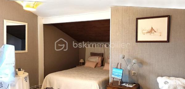 Située sur la commune de Saint-Paul-lès-Dax, aux portes immédiates de la ville de Dax, cette maison sur deux niveaux offre une surface habitable d’environ 130 m² et se trouve dans un environnement calme et privilégié, en bout d’impasse.
Dès l’entrée, le rez-de-chaussée propose un hall d'entrée, une cuisine indépendante, un salon/séjour lumineux avec cheminée de 35 m2, une grande buanderie/cellier très fonctionnelle de 17 m2, une chambre avec placard, une salle d’eau ainsi qu’un WC indépendant. L’étage accueille deux chambres supplémentaires, une seconde salle d’eau avec WC, un bureau et des combles aménagés offrant un espace complémentaire appréciable.
À l’extérieur, sur un terrain de 820 m2 entièrement clôt, le bien dispose d’un double garage attenant, d’une agréable terrasse couverte et d’une piscine avec traitement au sel, idéale pour profiter pleinement des beaux jours. Un chalet permet le rangement du matériel d’entretien, complété par un local piscine.
Cette maison bénéficie d’un cadre de vie paisible tout en restant proche des commerces, écoles, services et axes principaux menant à Dax.
Un bien complet et fonctionnel, parfait pour une famille à la recherche de confort et de tranquillité. Contactez-moi pour organiser une visite et découvrir tout son potentiel.