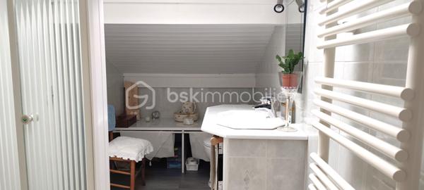 Située sur la commune de Saint-Paul-lès-Dax, aux portes immédiates de la ville de Dax, cette maison sur deux niveaux offre une surface habitable d’environ 130 m² et se trouve dans un environnement calme et privilégié, en bout d’impasse.
Dès l’entrée, le rez-de-chaussée propose un hall d'entrée, une cuisine indépendante, un salon/séjour lumineux avec cheminée de 35 m2, une grande buanderie/cellier très fonctionnelle de 17 m2, une chambre avec placard, une salle d’eau ainsi qu’un WC indépendant. L’étage accueille deux chambres supplémentaires, une seconde salle d’eau avec WC, un bureau et des combles aménagés offrant un espace complémentaire appréciable.
À l’extérieur, sur un terrain de 820 m2 entièrement clôt, le bien dispose d’un double garage attenant, d’une agréable terrasse couverte et d’une piscine avec traitement au sel, idéale pour profiter pleinement des beaux jours. Un chalet permet le rangement du matériel d’entretien, complété par un local piscine.
Cette maison bénéficie d’un cadre de vie paisible tout en restant proche des commerces, écoles, services et axes principaux menant à Dax.
Un bien complet et fonctionnel, parfait pour une famille à la recherche de confort et de tranquillité. Contactez-moi pour organiser une visite et découvrir tout son potentiel.