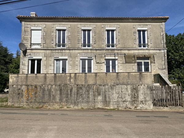 Maison à vendre à Javerlhac-et-la-Chapelle-Saint-Robert (24300) - Dordogne