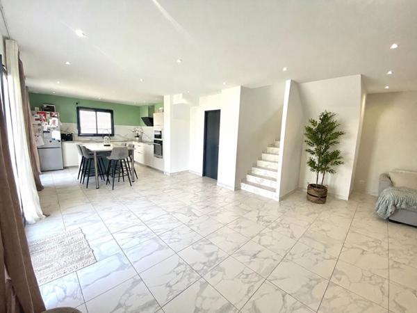 Villa récente 4 pièces avec jardin et garage, au calme