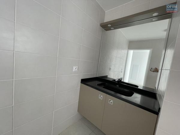 A louer à Saint Leu appartement T4 spacieux récent avec vue mer