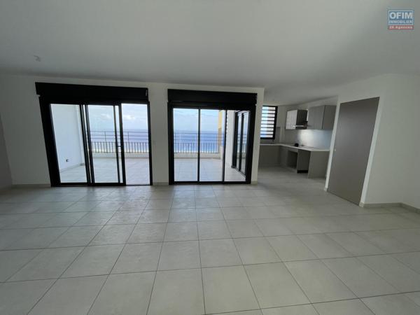 A louer à Saint Leu appartement T4 spacieux récent avec vue mer