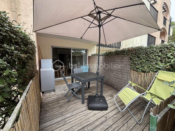 Un petit cocon idéal pour profiter des vacances à deux pas de la mer !

Venez découvrir ce charmant studio de 22,73 m², situé au rez-de-chaussée d’une très belle résidence parfaitement entretenue, nichée au cœur d’un magnifique parc arboré avec piscine.

L’appartement se compose d’une pièce de vie lumineuse avec cuisine équipée, d’un agréable coin nuit avec deux lits superposés, ainsi que d’une salle d’eau avec WC.

Son véritable atout ? Une grande terrasse privative de 16 m², ensoleillée et idéale pour profiter d’un café au soleil, déjeuner en extérieur ou simplement savourer les beaux jours. ☀️

La résidence offre un cadre particulièrement agréable et propice à la détente, avec son parc verdoyant et sa piscine, le tout à quelques minutes à pied de la plage des Écrivains.

Que vous recherchiez un pied-à-terre pour vos escapades en bord de mer, un investissement locatif ou simplement un endroit pour profiter pleinement des vacances, ce studio a de nombreux atouts.

✨ Une adresse où il fait bon poser ses valises !

👉 À découvrir rapidement !