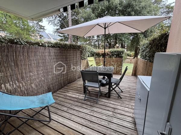 Un petit cocon idéal pour profiter des vacances à deux pas de la mer !

Venez découvrir ce charmant studio de 22,73 m², situé au rez-de-chaussée d’une très belle résidence parfaitement entretenue, nichée au cœur d’un magnifique parc arboré avec piscine.

L’appartement se compose d’une pièce de vie lumineuse avec cuisine équipée, d’un agréable coin nuit avec deux lits superposés, ainsi que d’une salle d’eau avec WC.

Son véritable atout ? Une grande terrasse privative de 16 m², ensoleillée et idéale pour profiter d’un café au soleil, déjeuner en extérieur ou simplement savourer les beaux jours. ☀️

La résidence offre un cadre particulièrement agréable et propice à la détente, avec son parc verdoyant et sa piscine, le tout à quelques minutes à pied de la plage des Écrivains.

Que vous recherchiez un pied-à-terre pour vos escapades en bord de mer, un investissement locatif ou simplement un endroit pour profiter pleinement des vacances, ce studio a de nombreux atouts.

✨ Une adresse où il fait bon poser ses valises !

👉 À découvrir rapidement !