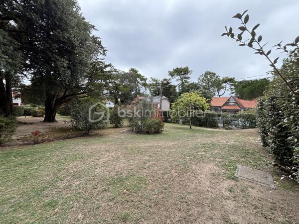 Un petit cocon idéal pour profiter des vacances à deux pas de la mer !

Venez découvrir ce charmant studio de 22,73 m², situé au rez-de-chaussée d’une très belle résidence parfaitement entretenue, nichée au cœur d’un magnifique parc arboré avec piscine.

L’appartement se compose d’une pièce de vie lumineuse avec cuisine équipée, d’un agréable coin nuit avec deux lits superposés, ainsi que d’une salle d’eau avec WC.

Son véritable atout ? Une grande terrasse privative de 16 m², ensoleillée et idéale pour profiter d’un café au soleil, déjeuner en extérieur ou simplement savourer les beaux jours. ☀️

La résidence offre un cadre particulièrement agréable et propice à la détente, avec son parc verdoyant et sa piscine, le tout à quelques minutes à pied de la plage des Écrivains.

Que vous recherchiez un pied-à-terre pour vos escapades en bord de mer, un investissement locatif ou simplement un endroit pour profiter pleinement des vacances, ce studio a de nombreux atouts.

✨ Une adresse où il fait bon poser ses valises !

👉 À découvrir rapidement !