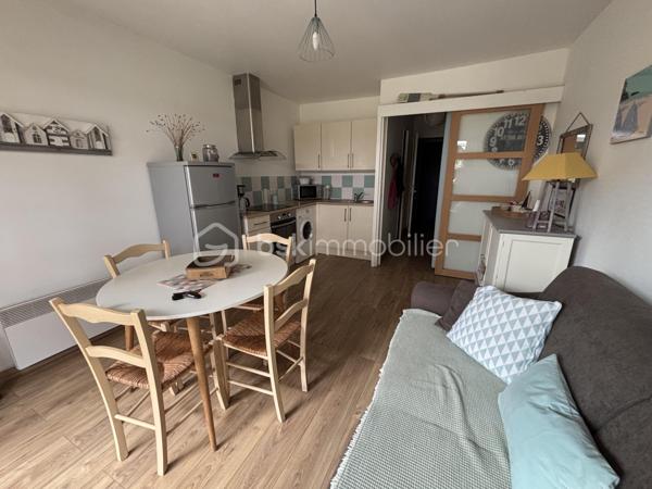 Un petit cocon idéal pour profiter des vacances à deux pas de la mer !

Venez découvrir ce charmant studio de 22,73 m², situé au rez-de-chaussée d’une très belle résidence parfaitement entretenue, nichée au cœur d’un magnifique parc arboré avec piscine.

L’appartement se compose d’une pièce de vie lumineuse avec cuisine équipée, d’un agréable coin nuit avec deux lits superposés, ainsi que d’une salle d’eau avec WC.

Son véritable atout ? Une grande terrasse privative de 16 m², ensoleillée et idéale pour profiter d’un café au soleil, déjeuner en extérieur ou simplement savourer les beaux jours. ☀️

La résidence offre un cadre particulièrement agréable et propice à la détente, avec son parc verdoyant et sa piscine, le tout à quelques minutes à pied de la plage des Écrivains.

Que vous recherchiez un pied-à-terre pour vos escapades en bord de mer, un investissement locatif ou simplement un endroit pour profiter pleinement des vacances, ce studio a de nombreux atouts.

✨ Une adresse où il fait bon poser ses valises !

👉 À découvrir rapidement !