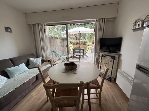 Un petit cocon idéal pour profiter des vacances à deux pas de la mer !

Venez découvrir ce charmant studio de 22,73 m², situé au rez-de-chaussée d’une très belle résidence parfaitement entretenue, nichée au cœur d’un magnifique parc arboré avec piscine.

L’appartement se compose d’une pièce de vie lumineuse avec cuisine équipée, d’un agréable coin nuit avec deux lits superposés, ainsi que d’une salle d’eau avec WC.

Son véritable atout ? Une grande terrasse privative de 16 m², ensoleillée et idéale pour profiter d’un café au soleil, déjeuner en extérieur ou simplement savourer les beaux jours. ☀️

La résidence offre un cadre particulièrement agréable et propice à la détente, avec son parc verdoyant et sa piscine, le tout à quelques minutes à pied de la plage des Écrivains.

Que vous recherchiez un pied-à-terre pour vos escapades en bord de mer, un investissement locatif ou simplement un endroit pour profiter pleinement des vacances, ce studio a de nombreux atouts.

✨ Une adresse où il fait bon poser ses valises !

👉 À découvrir rapidement !