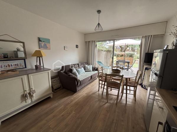 Un petit cocon idéal pour profiter des vacances à deux pas de la mer !

Venez découvrir ce charmant studio de 22,73 m², situé au rez-de-chaussée d’une très belle résidence parfaitement entretenue, nichée au cœur d’un magnifique parc arboré avec piscine.

L’appartement se compose d’une pièce de vie lumineuse avec cuisine équipée, d’un agréable coin nuit avec deux lits superposés, ainsi que d’une salle d’eau avec WC.

Son véritable atout ? Une grande terrasse privative de 16 m², ensoleillée et idéale pour profiter d’un café au soleil, déjeuner en extérieur ou simplement savourer les beaux jours. ☀️

La résidence offre un cadre particulièrement agréable et propice à la détente, avec son parc verdoyant et sa piscine, le tout à quelques minutes à pied de la plage des Écrivains.

Que vous recherchiez un pied-à-terre pour vos escapades en bord de mer, un investissement locatif ou simplement un endroit pour profiter pleinement des vacances, ce studio a de nombreux atouts.

✨ Une adresse où il fait bon poser ses valises !

👉 À découvrir rapidement !