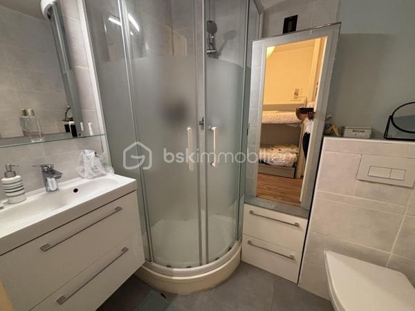 Un petit cocon idéal pour profiter des vacances à deux pas de la mer !

Venez découvrir ce charmant studio de 22,73 m², situé au rez-de-chaussée d’une très belle résidence parfaitement entretenue, nichée au cœur d’un magnifique parc arboré avec piscine.

L’appartement se compose d’une pièce de vie lumineuse avec cuisine équipée, d’un agréable coin nuit avec deux lits superposés, ainsi que d’une salle d’eau avec WC.

Son véritable atout ? Une grande terrasse privative de 16 m², ensoleillée et idéale pour profiter d’un café au soleil, déjeuner en extérieur ou simplement savourer les beaux jours. ☀️

La résidence offre un cadre particulièrement agréable et propice à la détente, avec son parc verdoyant et sa piscine, le tout à quelques minutes à pied de la plage des Écrivains.

Que vous recherchiez un pied-à-terre pour vos escapades en bord de mer, un investissement locatif ou simplement un endroit pour profiter pleinement des vacances, ce studio a de nombreux atouts.

✨ Une adresse où il fait bon poser ses valises !

👉 À découvrir rapidement !
