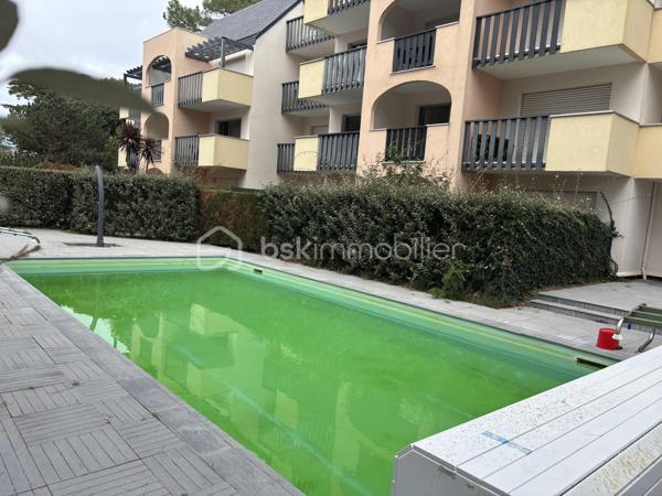 Un petit cocon idéal pour profiter des vacances à deux pas de la mer !

Venez découvrir ce charmant studio de 22,73 m², situé au rez-de-chaussée d’une très belle résidence parfaitement entretenue, nichée au cœur d’un magnifique parc arboré avec piscine.

L’appartement se compose d’une pièce de vie lumineuse avec cuisine équipée, d’un agréable coin nuit avec deux lits superposés, ainsi que d’une salle d’eau avec WC.

Son véritable atout ? Une grande terrasse privative de 16 m², ensoleillée et idéale pour profiter d’un café au soleil, déjeuner en extérieur ou simplement savourer les beaux jours. ☀️

La résidence offre un cadre particulièrement agréable et propice à la détente, avec son parc verdoyant et sa piscine, le tout à quelques minutes à pied de la plage des Écrivains.

Que vous recherchiez un pied-à-terre pour vos escapades en bord de mer, un investissement locatif ou simplement un endroit pour profiter pleinement des vacances, ce studio a de nombreux atouts.

✨ Une adresse où il fait bon poser ses valises !

👉 À découvrir rapidement !