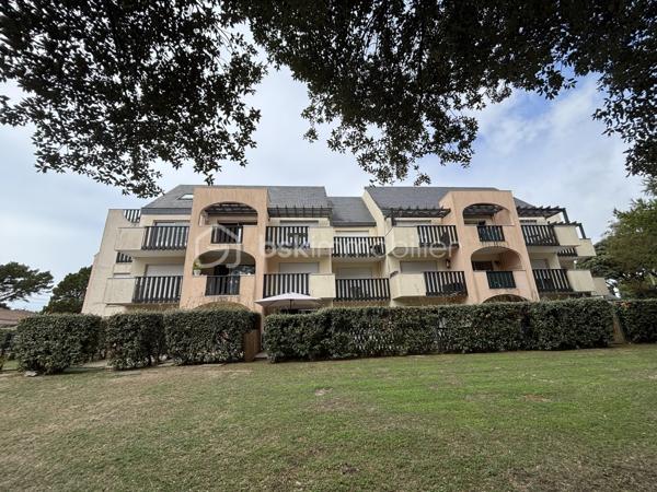 Un petit cocon idéal pour profiter des vacances à deux pas de la mer !

Venez découvrir ce charmant studio de 22,73 m², situé au rez-de-chaussée d’une très belle résidence parfaitement entretenue, nichée au cœur d’un magnifique parc arboré avec piscine.

L’appartement se compose d’une pièce de vie lumineuse avec cuisine équipée, d’un agréable coin nuit avec deux lits superposés, ainsi que d’une salle d’eau avec WC.

Son véritable atout ? Une grande terrasse privative de 16 m², ensoleillée et idéale pour profiter d’un café au soleil, déjeuner en extérieur ou simplement savourer les beaux jours. ☀️

La résidence offre un cadre particulièrement agréable et propice à la détente, avec son parc verdoyant et sa piscine, le tout à quelques minutes à pied de la plage des Écrivains.

Que vous recherchiez un pied-à-terre pour vos escapades en bord de mer, un investissement locatif ou simplement un endroit pour profiter pleinement des vacances, ce studio a de nombreux atouts.

✨ Une adresse où il fait bon poser ses valises !

👉 À découvrir rapidement !