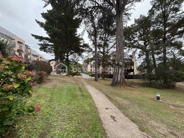 Un petit cocon idéal pour profiter des vacances à deux pas de la mer !

Venez découvrir ce charmant studio de 22,73 m², situé au rez-de-chaussée d’une très belle résidence parfaitement entretenue, nichée au cœur d’un magnifique parc arboré avec piscine.

L’appartement se compose d’une pièce de vie lumineuse avec cuisine équipée, d’un agréable coin nuit avec deux lits superposés, ainsi que d’une salle d’eau avec WC.

Son véritable atout ? Une grande terrasse privative de 16 m², ensoleillée et idéale pour profiter d’un café au soleil, déjeuner en extérieur ou simplement savourer les beaux jours. ☀️

La résidence offre un cadre particulièrement agréable et propice à la détente, avec son parc verdoyant et sa piscine, le tout à quelques minutes à pied de la plage des Écrivains.

Que vous recherchiez un pied-à-terre pour vos escapades en bord de mer, un investissement locatif ou simplement un endroit pour profiter pleinement des vacances, ce studio a de nombreux atouts.

✨ Une adresse où il fait bon poser ses valises !

👉 À découvrir rapidement !