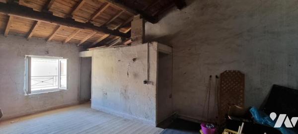 Maison de ville érigée en R+2 et d'une superficie habitable de 63,52 m²
