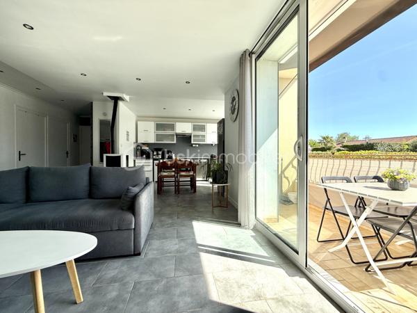 Au calme et à 3 minutes à pieds des commerces et des écoles, BAYARD IMMOBILIER vous invite à découvrir en EXCLUSIVITÉ cet appartement T4 lumineux situé en demi-étage d’une petite copropriété de 4 lots.
Il se compose d'une entrée avec placard, d’un pièce de vie de 33 m² avec cuisine équipée et poêle à pellet. Un balcon dînatoire avec storebane vous permettra de profiter de l’extérieur.
Vous disposerez de 3 chambres (10,14 m², 9,80 m² et 8,55 m²), d’une salle d’eau récente et d’un toilette indépendant.

Une dépendance en rez-de jardin de 12,06 m² qui peut servir de bureau, d’atelier ou autre vient compléter ce bien.
Un garage et 2 places de stationnement sont inclus dans le prix.

Les plus : la localisation avec la proximité de toutes les commodités, le bon entretien général du bien, les annexes…
À découvrir sans tarder !