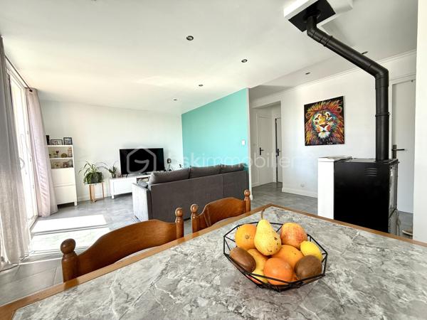 Au calme et à 3 minutes à pieds des commerces et des écoles, BAYARD IMMOBILIER vous invite à découvrir en EXCLUSIVITÉ cet appartement T4 lumineux situé en demi-étage d’une petite copropriété de 4 lots.
Il se compose d'une entrée avec placard, d’un pièce de vie de 33 m² avec cuisine équipée et poêle à pellet. Un balcon dînatoire avec storebane vous permettra de profiter de l’extérieur.
Vous disposerez de 3 chambres (10,14 m², 9,80 m² et 8,55 m²), d’une salle d’eau récente et d’un toilette indépendant.

Une dépendance en rez-de jardin de 12,06 m² qui peut servir de bureau, d’atelier ou autre vient compléter ce bien.
Un garage et 2 places de stationnement sont inclus dans le prix.

Les plus : la localisation avec la proximité de toutes les commodités, le bon entretien général du bien, les annexes…
À découvrir sans tarder !