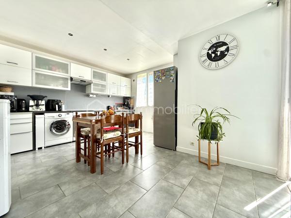 Au calme et à 3 minutes à pieds des commerces et des écoles, BAYARD IMMOBILIER vous invite à découvrir en EXCLUSIVITÉ cet appartement T4 lumineux situé en demi-étage d’une petite copropriété de 4 lots.
Il se compose d'une entrée avec placard, d’un pièce de vie de 33 m² avec cuisine équipée et poêle à pellet. Un balcon dînatoire avec storebane vous permettra de profiter de l’extérieur.
Vous disposerez de 3 chambres (10,14 m², 9,80 m² et 8,55 m²), d’une salle d’eau récente et d’un toilette indépendant.

Une dépendance en rez-de jardin de 12,06 m² qui peut servir de bureau, d’atelier ou autre vient compléter ce bien.
Un garage et 2 places de stationnement sont inclus dans le prix.

Les plus : la localisation avec la proximité de toutes les commodités, le bon entretien général du bien, les annexes…
À découvrir sans tarder !