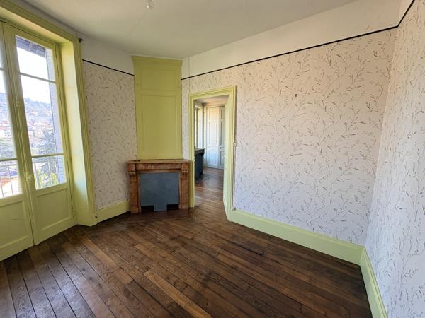 TARARE - QUARTIER DU CHATEAU - IMMEUBLE 110M²