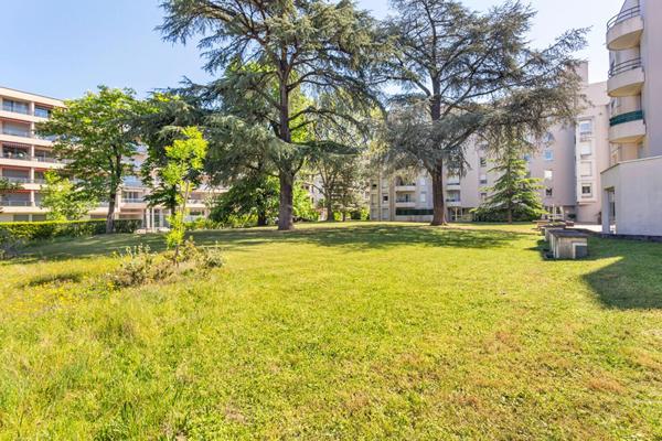 Appartement entièrement rénové avec terrasse et balcon