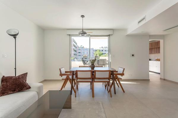 Appartement entièrement rénové avec terrasse et balcon