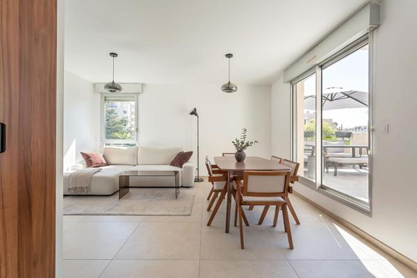 Appartement entièrement rénové avec terrasse et balcon