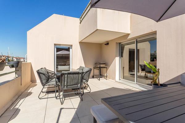 Appartement entièrement rénové avec terrasse et balcon