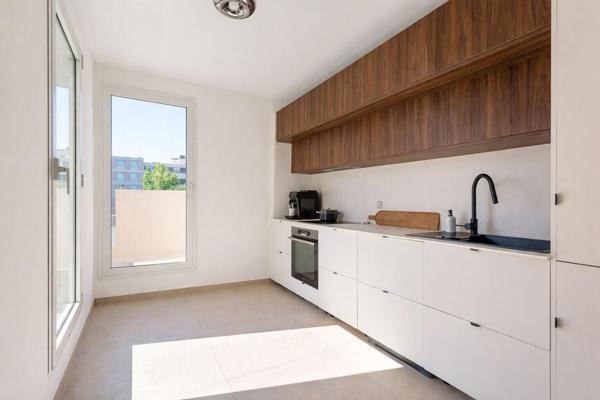 Appartement entièrement rénové avec terrasse et balcon
