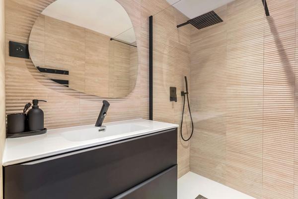 Appartement entièrement rénové avec terrasse et balcon
