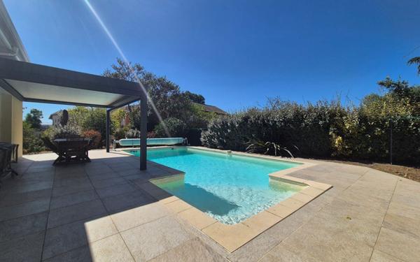 Maison à vendre    6 pièces •  Saint-Caprais-de-Bordeaux