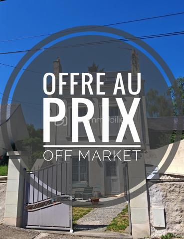 Située en plein cœur de Langeais, dans une petite ruelle au calme, cette maison pleine de charme bénéficie d’un emplacement privilégié avec vue sur le château.

D’une surface d’environ 84 m², elle offre une rénovation moderne tout en conservant le cachet de l’ancien et le charme de la pierre.
Au rez-de-chaussée :
•	Une belle pièce de vie avec séjour/cuisine
•	Un salon chaleureux
•	WC séparés
À l’étage :
•	Une grande chambre
•	Une vaste salle de bain avec baignoire et douche
•	Un espace buanderie
Au dernier niveau :
•	Une seconde chambre mansardée pleine de charme

Les plus :
•	Cave d’environ 15 m²
•	Extérieur clos d’environ 40 m² mêlant pavés et espace en herbe
•	Fibre installée
•	Chauffage électrique + poêle à bois
•	Ballon d’eau chaude 150L (2024)

Maison clé en main, aucun travaux à prévoir : vous n’avez plus qu’à poser vos valises.
Idéal résidence principale, pied-à-terre ou investissement locatif en cœur de ville.
À visiter sans tarder.