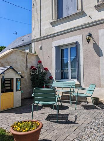 Située en plein cœur de Langeais, dans une petite ruelle au calme, cette maison pleine de charme bénéficie d’un emplacement privilégié avec vue sur le château.

D’une surface d’environ 84 m², elle offre une rénovation moderne tout en conservant le cachet de l’ancien et le charme de la pierre.
Au rez-de-chaussée :
•	Une belle pièce de vie avec séjour/cuisine
•	Un salon chaleureux
•	WC séparés
À l’étage :
•	Une grande chambre
•	Une vaste salle de bain avec baignoire et douche
•	Un espace buanderie
Au dernier niveau :
•	Une seconde chambre mansardée pleine de charme

Les plus :
•	Cave d’environ 15 m²
•	Extérieur clos d’environ 40 m² mêlant pavés et espace en herbe
•	Fibre installée
•	Chauffage électrique + poêle à bois
•	Ballon d’eau chaude 150L (2024)

Maison clé en main, aucun travaux à prévoir : vous n’avez plus qu’à poser vos valises.
Idéal résidence principale, pied-à-terre ou investissement locatif en cœur de ville.
À visiter sans tarder.