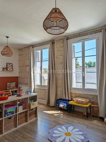 Située en plein cœur de Langeais, dans une petite ruelle au calme, cette maison pleine de charme bénéficie d’un emplacement privilégié avec vue sur le château.

D’une surface d’environ 84 m², elle offre une rénovation moderne tout en conservant le cachet de l’ancien et le charme de la pierre.
Au rez-de-chaussée :
•	Une belle pièce de vie avec séjour/cuisine
•	Un salon chaleureux
•	WC séparés
À l’étage :
•	Une grande chambre
•	Une vaste salle de bain avec baignoire et douche
•	Un espace buanderie
Au dernier niveau :
•	Une seconde chambre mansardée pleine de charme

Les plus :
•	Cave d’environ 15 m²
•	Extérieur clos d’environ 40 m² mêlant pavés et espace en herbe
•	Fibre installée
•	Chauffage électrique + poêle à bois
•	Ballon d’eau chaude 150L (2024)

Maison clé en main, aucun travaux à prévoir : vous n’avez plus qu’à poser vos valises.
Idéal résidence principale, pied-à-terre ou investissement locatif en cœur de ville.
À visiter sans tarder.