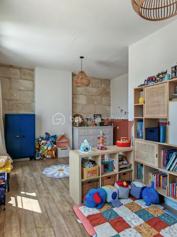 Située en plein cœur de Langeais, dans une petite ruelle au calme, cette maison pleine de charme bénéficie d’un emplacement privilégié avec vue sur le château.

D’une surface d’environ 84 m², elle offre une rénovation moderne tout en conservant le cachet de l’ancien et le charme de la pierre.
Au rez-de-chaussée :
•	Une belle pièce de vie avec séjour/cuisine
•	Un salon chaleureux
•	WC séparés
À l’étage :
•	Une grande chambre
•	Une vaste salle de bain avec baignoire et douche
•	Un espace buanderie
Au dernier niveau :
•	Une seconde chambre mansardée pleine de charme

Les plus :
•	Cave d’environ 15 m²
•	Extérieur clos d’environ 40 m² mêlant pavés et espace en herbe
•	Fibre installée
•	Chauffage électrique + poêle à bois
•	Ballon d’eau chaude 150L (2024)

Maison clé en main, aucun travaux à prévoir : vous n’avez plus qu’à poser vos valises.
Idéal résidence principale, pied-à-terre ou investissement locatif en cœur de ville.
À visiter sans tarder.