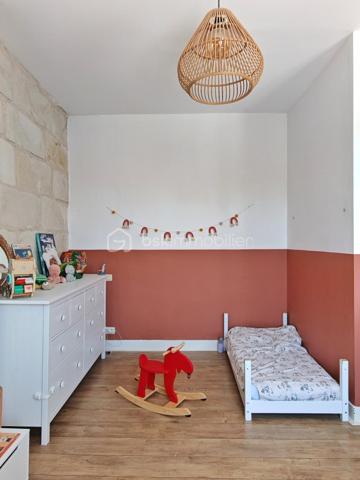 Située en plein cœur de Langeais, dans une petite ruelle au calme, cette maison pleine de charme bénéficie d’un emplacement privilégié avec vue sur le château.

D’une surface d’environ 84 m², elle offre une rénovation moderne tout en conservant le cachet de l’ancien et le charme de la pierre.
Au rez-de-chaussée :
•	Une belle pièce de vie avec séjour/cuisine
•	Un salon chaleureux
•	WC séparés
À l’étage :
•	Une grande chambre
•	Une vaste salle de bain avec baignoire et douche
•	Un espace buanderie
Au dernier niveau :
•	Une seconde chambre mansardée pleine de charme

Les plus :
•	Cave d’environ 15 m²
•	Extérieur clos d’environ 40 m² mêlant pavés et espace en herbe
•	Fibre installée
•	Chauffage électrique + poêle à bois
•	Ballon d’eau chaude 150L (2024)

Maison clé en main, aucun travaux à prévoir : vous n’avez plus qu’à poser vos valises.
Idéal résidence principale, pied-à-terre ou investissement locatif en cœur de ville.
À visiter sans tarder.